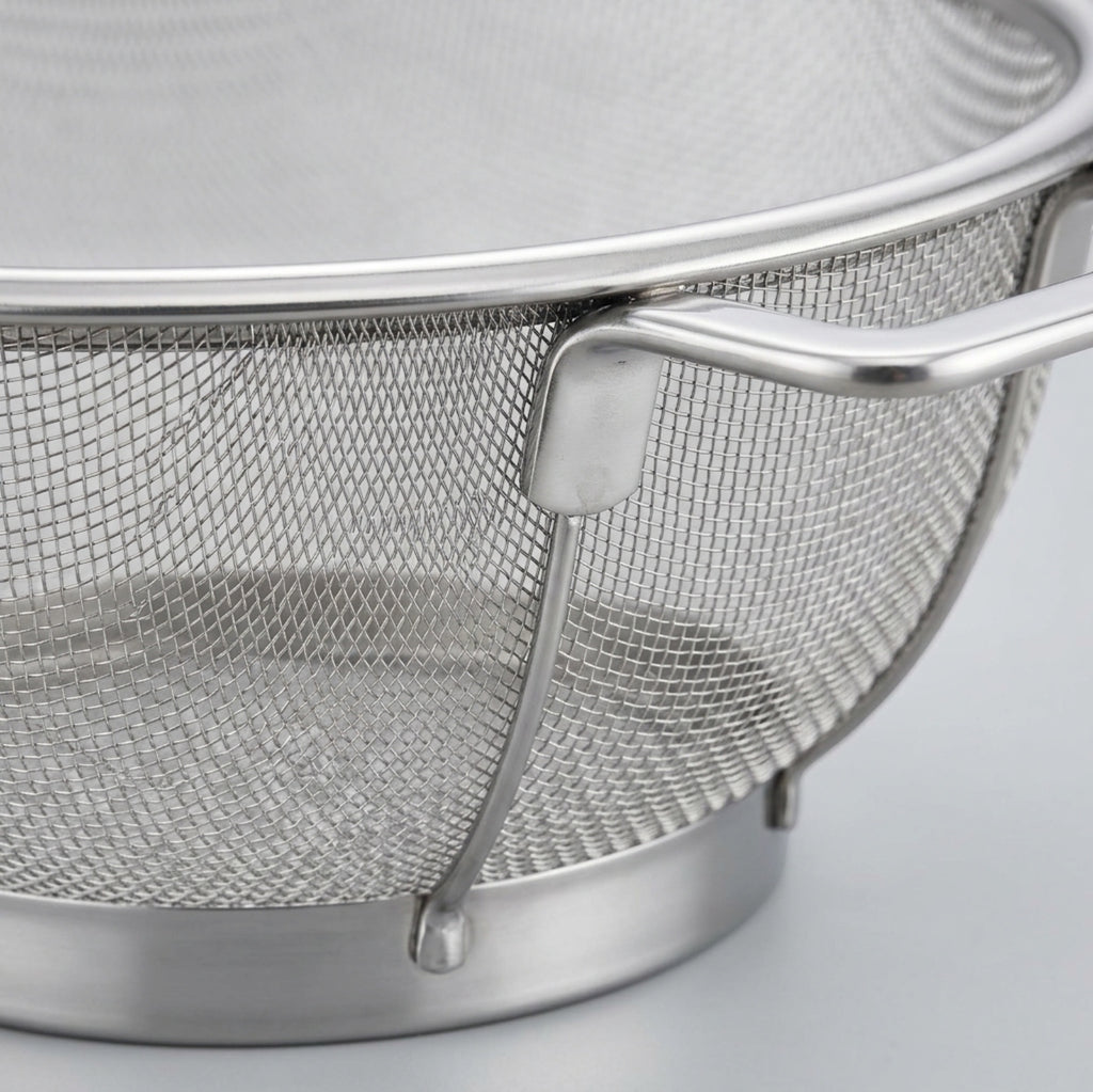 Bestd Deepwell Stainless Steel Mesh Colander 11 in Footed - Detail view