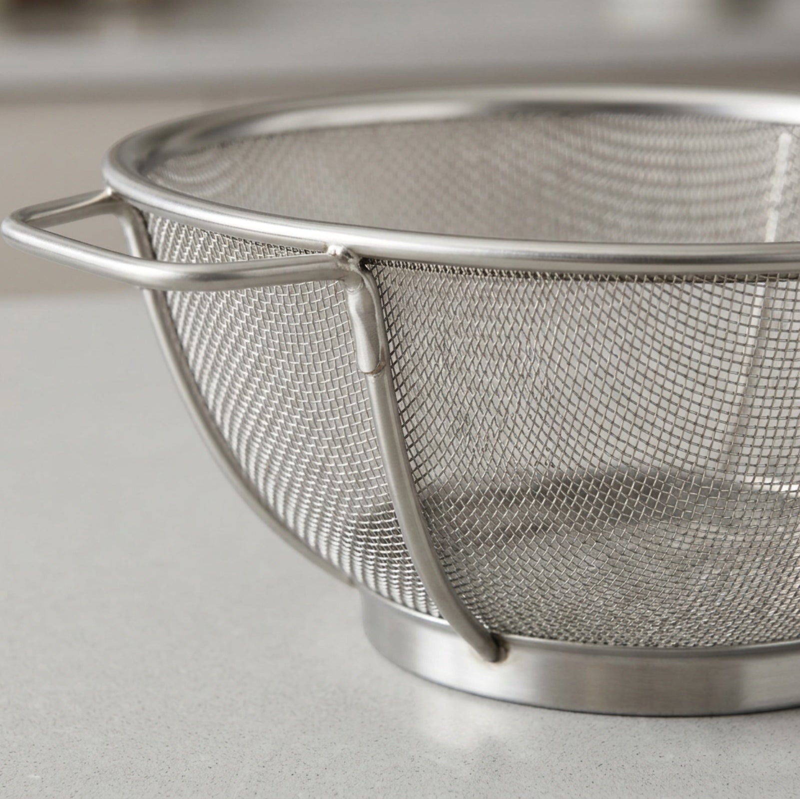 Bestd Rimrest Stainless Steel Mesh Draining Basket 9 in with Side Handles - Detail view